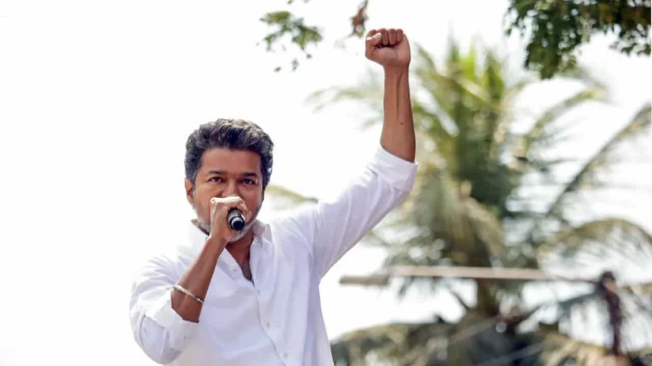 தேர்தல் நடத்தை விதிகளை மீறல்.. தவெக தலைவர் விஜய் மீது 5 பிரிவுகளின் கீழ் வழக்கு! தேர்தல் நடத்தை விதிகளை மீறல்.. தவெக தலைவர் விஜய் மீது 5 பிரிவுகளின் கீழ் வழக்கு!