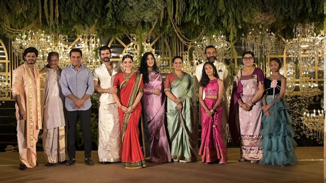 கடந்த பிப்ரவரி 26, 2026 அன்று நடைபெற்ற ரஷ்மிகா - விஜய் தேவரகொண்டாவின் திருமண விழாவில் குடும்ப உறுப்பினர்கள், நண்பர்கள் மட்டுமே கலந்து கொண்டனர்.