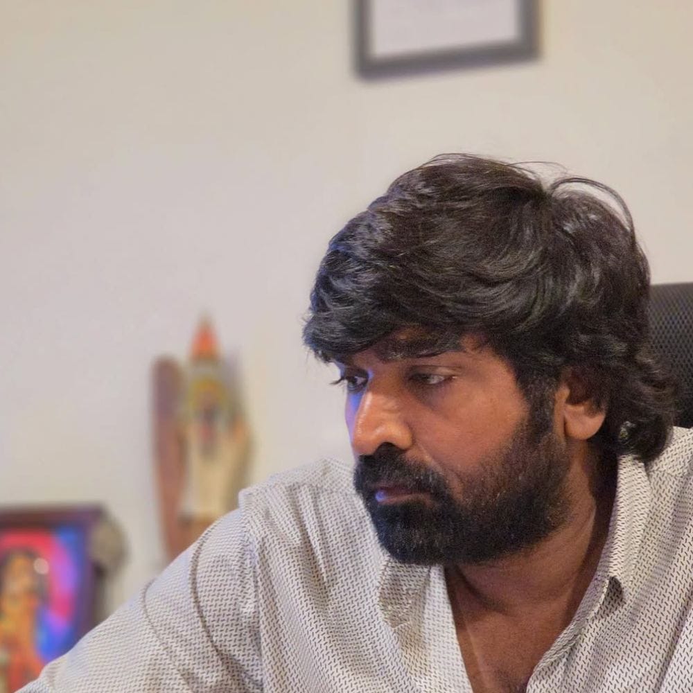 நடிகர் விஜய் சேதுபதி தமிழ் சினிமாவில் ஆரம்பகாலகட்டத்தில் சிறு சிறு வேடங்களில் நடித்துவந்தார். அந்த வகையில் தற்போது லீட் கதாநாயகனாகவே படங்களில் நடிக்க தொடங்கிவிட்டார். அந்த அளவிற்கு சினிமாவில் இவரின் முன்னேற்றம் இருக்கிறது என்று கூறலாம். 
