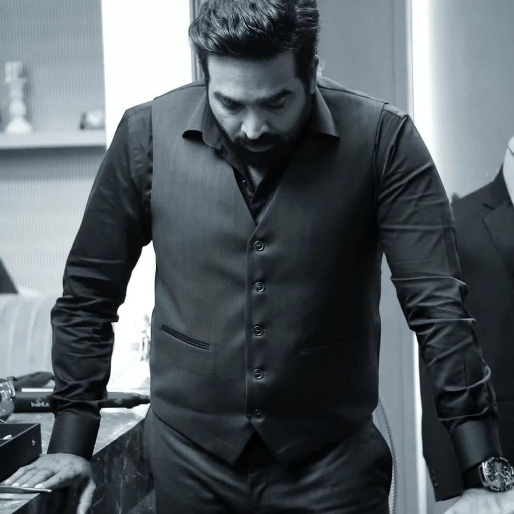 இந்த வெப் தொடர்நது வரும் 2026 மார்ச் 27ம் தேதி முதல் ஜியோ ஹாட்ஸ்டார் ஓடிடியில் வெளியாக காத்திருக்கிறது. அந்த வகையில் இதன் தொடர்பான ப்ரோமோஷன் நிகழ்கிகளில் விஜய் சேதுபதி கலந்துகொண்டு வருகிறார். அந்த வகையில் சமீபத்தில் நேரக்கனல் ஒன்றில் பேசிய விஜய் சேதுபத்தில், சினிமாவில் ஏ.ஐ பயன்பாடு மற்றும் அதன் நோக்கங்கள் தெரிவித்துள்ளார்.