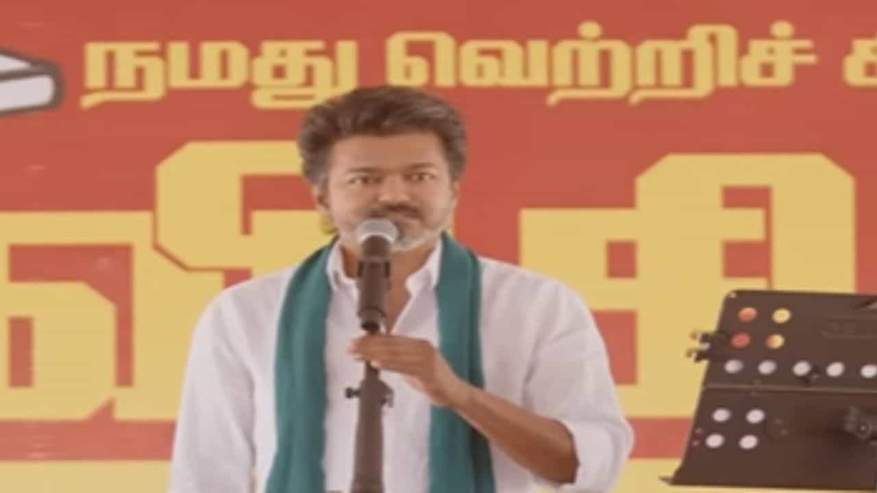 இந்த அணி.. அந்த அணி.. டெல்லி அணியை தவெக அடித்து நொறுக்கும்... தஞ்சாவூரில் விஜய் ஆவேசம்! இந்த அணி.. அந்த அணி.. டெல்லி அணியை தவெக அடித்து நொறுக்கும்... தஞ்சாவூரில் விஜய் ஆவேசம்!