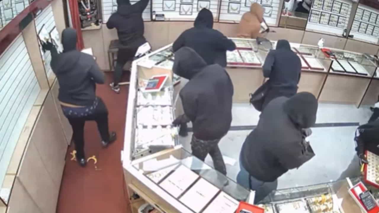 Viral Video : நகை கடையை சூறையாடிய கொள்ளை கும்பல்.. இணையத்தில் வைரலாகி வரும் வீடியோ!