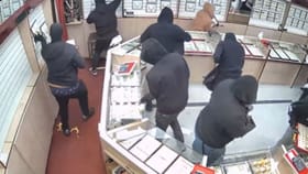 Viral Video : நகை கடையை சூறையாடிய கொள்ளை கும்பல்.. இணையத்தில் வைரலாகி வரும் வீடியோ!...