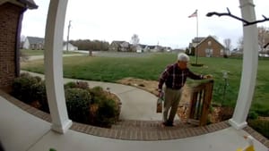 Viral Video : மனைவியின் மருத்துவ செலவுக்காக டெலிவரி ஊழியரான முதியவர்.. இணையத்தில் வைரலாகும் வீடியோ!