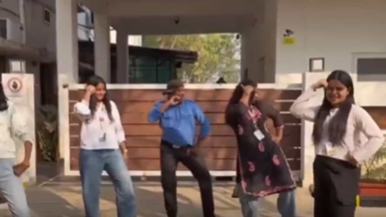 Viral Video : Gen Z இளம் பெண்களுடன் நடனமாடிய செக்யூரிட்டி.. இணையத்தில் டிரெண்டாகும் வீடியோ! Viral Video : Gen Z இளம் பெண்களுடன் நடனமாடிய செக்யூரிட்டி.. இணையத்தில் டிரெண்டாகும் வீடியோ!