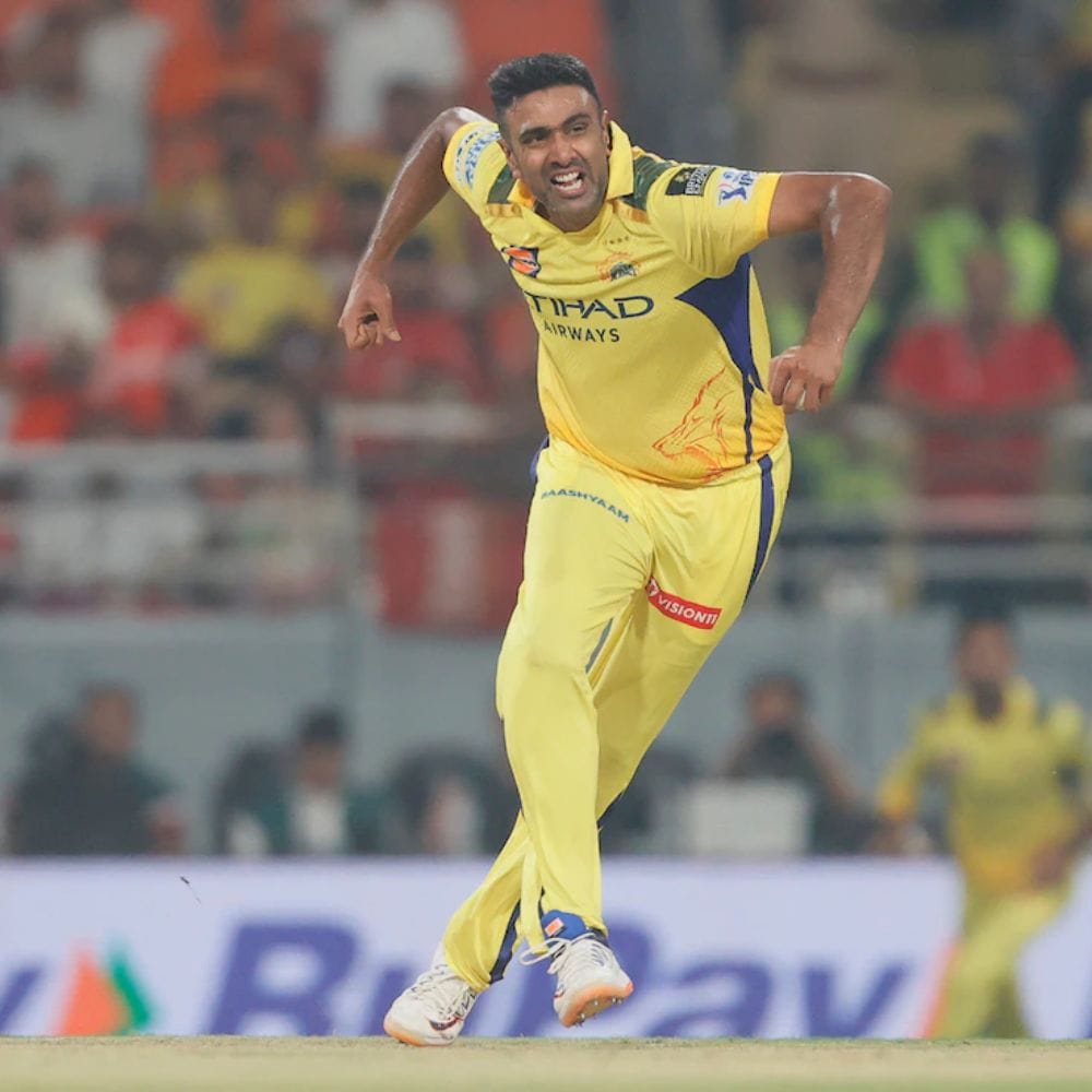 அனைத்து விதமான கிரிக்கெட்டிலும் இருந்து ஓய்வுபெற்ற ரவிச்சந்திரன் அஸ்வினுக்கு எதிராக விராட் கோலி 149 பந்துகளை சந்தித்து 121.47 ஸ்டிரைக் ரேட்டில் 6 சிக்ஸர்கள் மற்றும் 13 பவுண்டரிகளுடன் 181 ரன்கள் எடுத்துள்ளார்.