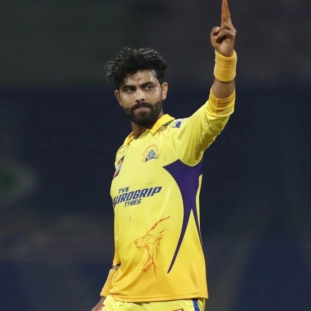 ராஜஸ்தான் ராயல்ஸ் அணியில் தற்போது இணைந்துள்ள ரவீந்திர ஜடேஜாவுக்கு எதிராக விராட் கோலி 160 பந்துகளை சந்தித்து 5 சிக்ஸர்கள் மற்றும் 10 பவுண்டரிகளுடன் 111.87 என்ற மெதுவான ஸ்டிரைக் ரேட்டில் 179 ரன்கள் எடுத்துள்ளார்.