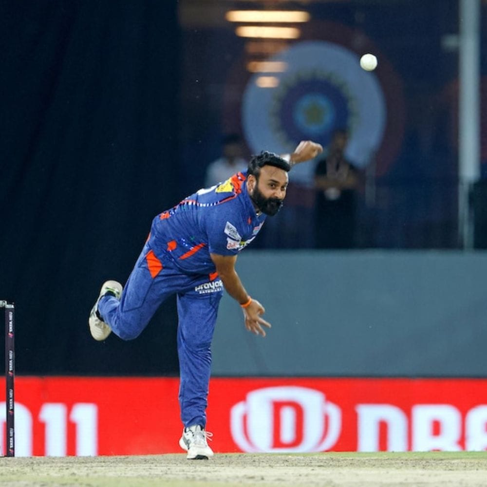 இந்திய அணியின் முன்னாள் சுழற்பந்துவீச்சாளரான அமித் மிஸ்ராவுக்கு எதிராக விராட் கோலி 105 பந்துகளில் 7 சிக்ஸர்கள் மற்றும் 13 பவுண்டரிகள் உதவியுடன் 162 ரன்கள் எடுத்துள்ளார். இதன்போது, விராட் கோலியின் ஸ்டிரைக் ரேட் 154.28 ஆக இருந்தது.