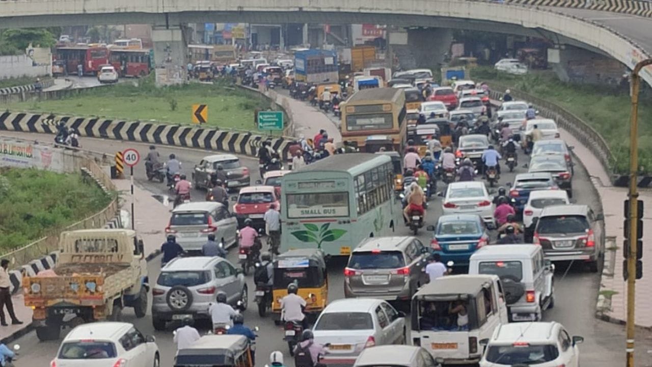 விருகம்பாக்கம் தொகுதியில் சுமார் 3 லட்சம் வாக்காளர்கள் உள்ளனர். நகர்ப்புற பகுதியாக இருப்பதால், பல முக்கிய பிரச்சனைகள் மக்களால் முன்வைக்கப்படுகின்றன. குறிப்பாக, அலுவலக நேரங்களில் கடுமையான போக்குவரத்து நெரிசல் பல ஆண்டுகளாக தொடர்கிறது. மெட்ரோ போன்ற புதிய வசதிகள் வந்தபோதிலும், நெரிசல் குறையவில்லை என மக்கள் கூறுகின்றனர். மேலும், வெயில்காலங்களில் குடிநீர் தட்டுப்பாடு அதிகமாக உள்ளது. மழைக்காலங்களில் நீர் தேக்கம் மற்றும் வெள்ளப்பெருக்கு பிரச்சனைகளும் தொடர்கின்றன.
