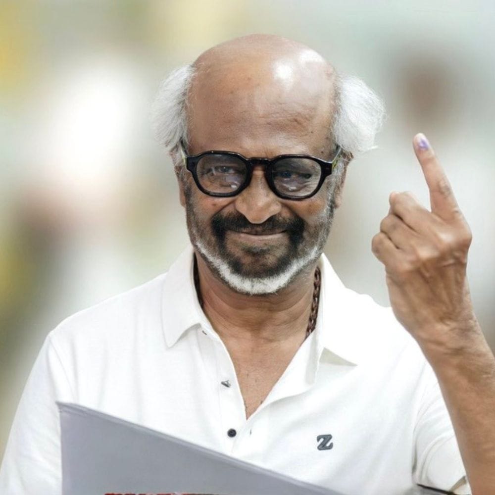 தமிழ் சினிமாவில் உச்ச நாயகனாக இருந்துவருபவர் ரஜினிகாந்த். இவர் இன்று (23/04/2026) தனது ஜன நாயகக் கடமையை செய்யும் விதத்தில், சென்னை ஸ்டெல்லா மேரிஸ் கல்லூரியில் தனது வாக்கை செய்துத்தியிருந்தார். வாக்கு செலுத்திய ரஜினிகாந்த், தனது ஆள்காட்டி விரலை காண்பித்து ஓட்டுபோட்டதாக தெரிவித்திருந்தார். 