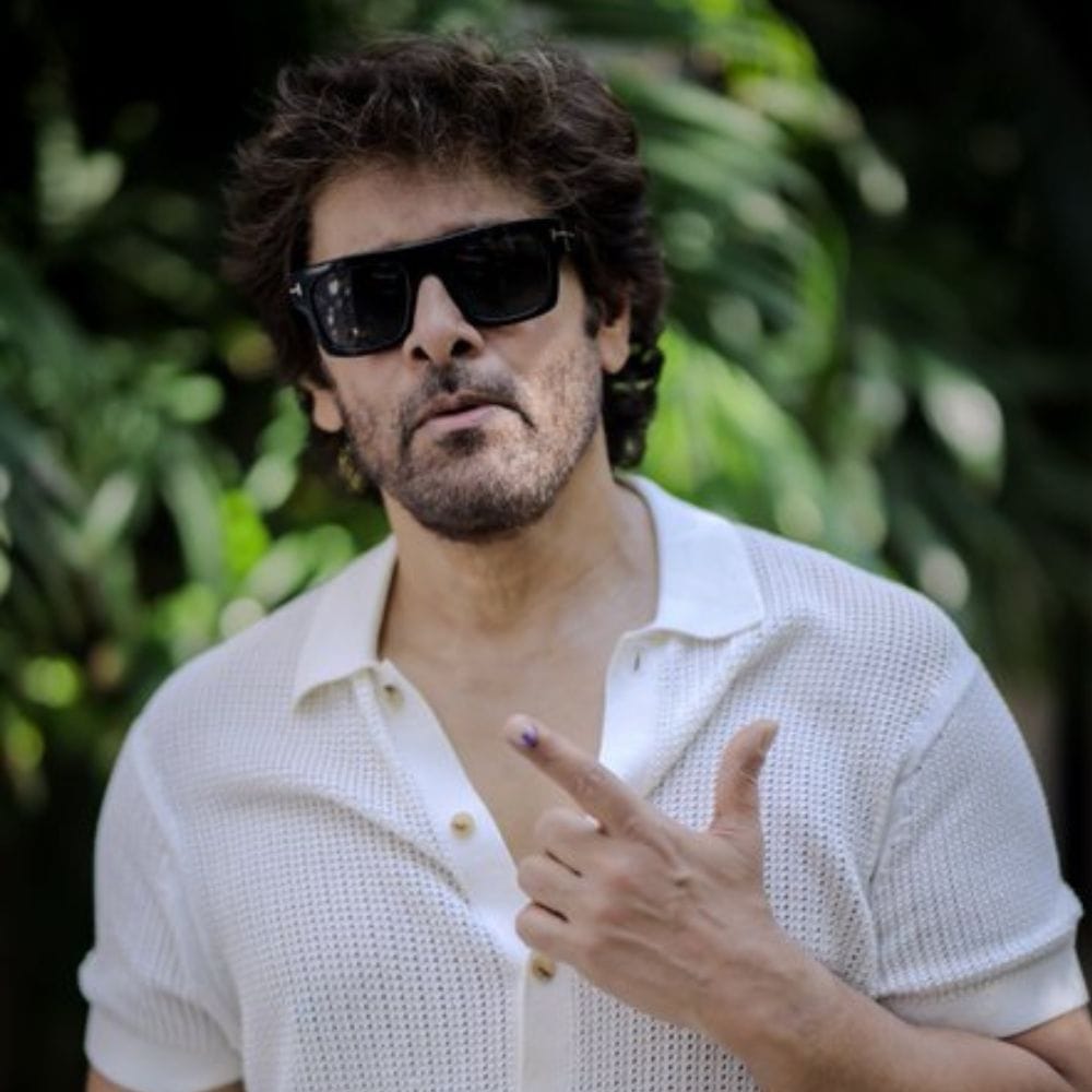 மேலும் நடிகர் சியான் விக்ரமும் தனது ஜன நாயகக் கடமையை செய்யும் விதத்தில், சட்டமன்ற தேர்தலுக்காக தனது ஓட்டை செலுத்தியிருந்தார். சோலோவாக வந்து தனது வாக்கை செலுத்தியிருந்தார் என்பது குறிப்பிடத்தக்கது. மேலும் வாக்கு செலுத்திய அவர் தனது ஆள்காட்டி விரலை காண்பித்திருந்தார்.