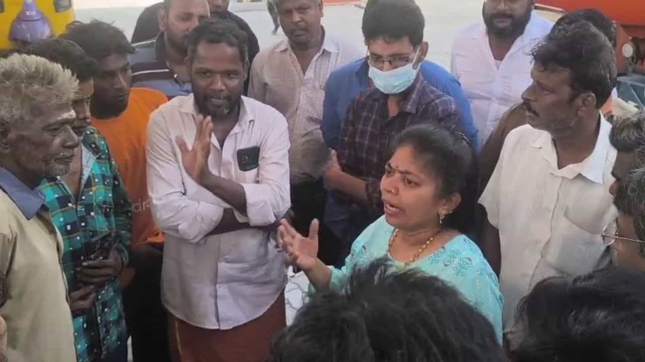 கேஸ் தட்டுபாடால் ஆட்டோ ஓட்டுநர்கள் அவதி.. பெரம்பூர் வேட்பாளர் திலகபாமா கொடுத்த வாக்குறுதி.. கேஸ் தட்டுபாடால் ஆட்டோ ஓட்டுநர்கள் அவதி.. பெரம்பூர் வேட்பாளர் திலகபாமா கொடுத்த வாக்குறுதி..