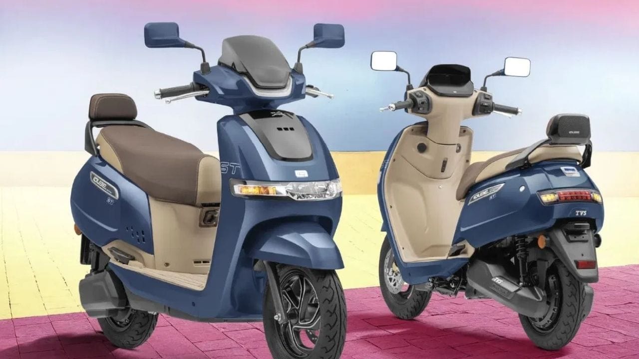 இந்தியாவின் அதிகம் விற்பனையாகும் எலக்ட்ரிக் ஸ்கூட்டர்களில் ஒன்று டிவிஎஸ் ஐகியூப் (TVS iQube), இந்த ஸ்கூட்டர் டிவிஎஸ் மோட்டார் நிறுவனத்தின் நம்பகமான பின்னணியுடன் ஒரு சிறந்த தேர்வாக பார்க்கப்படுகிறது. இது iQube, iQube S மற்றும் iQube ST என 3 வகைகளில் கிடைக்கிறது. இதன் எக்ஸ் ஷோரூம் விலை ரூ. 94,999 என கூறப்படுகிறது அதே சமயம், அதிகபட்ச சிறப்பம்சங்கள் கொண்ட எஸ்டி மாடலின் எக்ஸ் ஷோரூம் விலை ரூ.1.61 லட்சம் என கூறப்படுகிறது. நீங்கள் தேர்ந்தெடுக்கும் பேட்டரி பேக் ஆப்சனை பொறுத்து, இது 94 கி.மீ முதல் 212 கி.மீ வரையிலான பயணத் தூரத்தை வழங்குகிறது. இதில் கிடைக்கும் மிகப்பெரிய பேட்டரி ஆப்சனை 5.3 kWh ஆக இருக்கிறது.