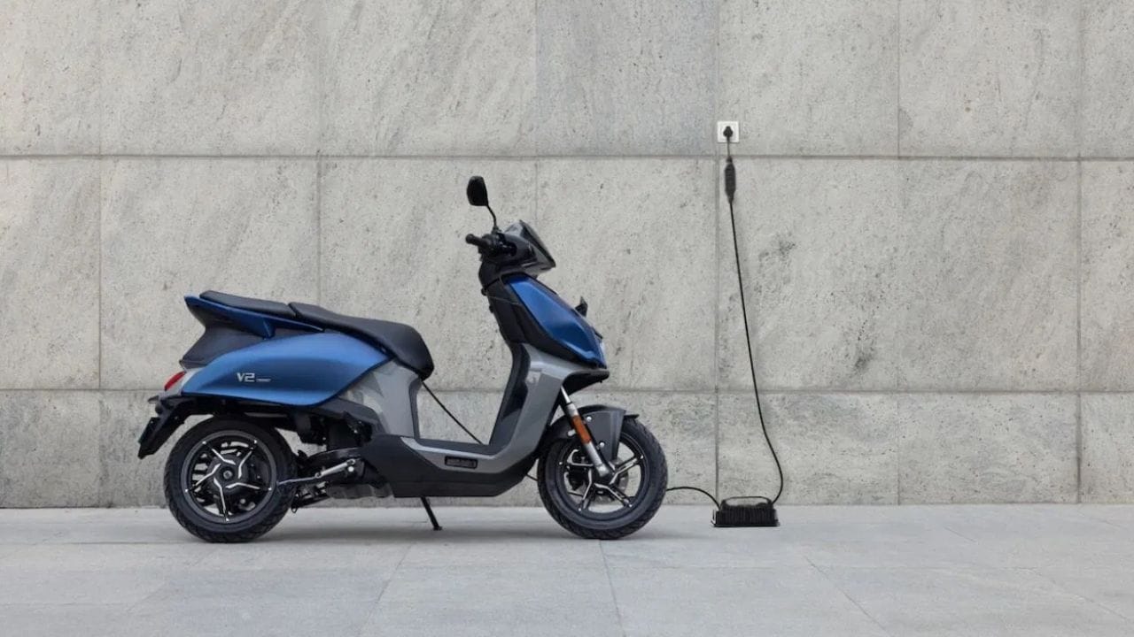 ஹீரோ மோட்டோ கார்ப் நிறுவனத்தின் விடா எலக்ட்ரிக் ஸ்கூட்டர்கள் V2 மற்றும் VX2 சீரிஸ்களுடன் விற்பனைக்கு கிடைக்கின்றன; இவை குறைவான விலை மற்றும் சிறந்த சிறப்பம்சங்களின் என வாடிக்கையாளர்களுக்கு சிறந்த அனுபவத்தை வழங்குகின்றன. இந்த மாடல்களில், பேட்டரியை எடுத்துச் சென்று சார்ஜ் செய்யும் போர்டபிள் சார்ஜிங் வசதியும் இடம்பெற்றுள்ளது. மேலும் VX2 GO மாடலின் விலை ரூ. 73,850-இல் தொடங்குகிறது. அதே சமயம் V2 Pro மாடலின் விலை ரூ.1.40 லட்சம் வரை செல்கிறது. இந்த ஸ்கூட்டர்கள் ஒரே ஒரு முறை முழுமையாக சார்ஜ் செய்தால் 92 கி.மீ முதல் 165 கி.மீ வரையிலான தூரம் வரை பயணிக்கும் என்று அந்நிறுவனம் தெரிவிக்கிறது.