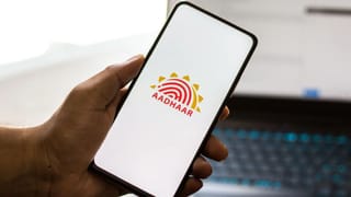 ஸ்மார்ட்போனில் ஆதார் செயலி Pre Install.. முடிவில் இருந்து பின்வாங்கிய அரசு.. காரணம் என்ன?
