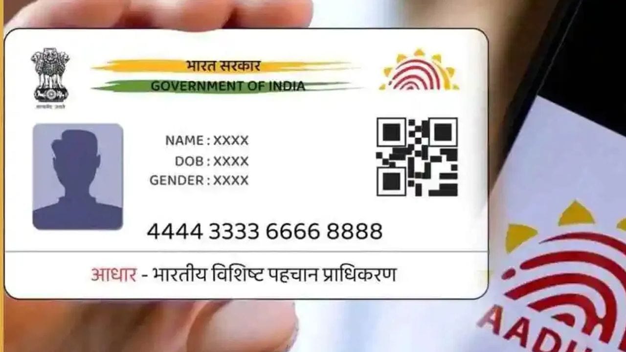 மொபைல் எண்ணை மாற்றுவதற்கு, முதலில் ஆதார் செயலியை பதிவிறக்கம் செய்ய வேண்டும். அதில் Update Mobile Number என்ற ஆப்சனைத் தேர்வு செய்து, நாம் மாற்ற வேண்டிய புதிய எண்ணை உள்ளிட வேண்டும். அதற்கு வரும் OTP-ஐ பதிவு செய்து, முகஅடையாள சரிபார்ப்பு (Face Authentication) முடித்தால், விண்ணப்பம் அனுப்பப்படும். அதன் பின்னர் UIDAI மூலம் சரிபார்ப்பு செய்யப்பட்டு, நமது வேண்டுகோள் நிறைவேற்றப்படும்.