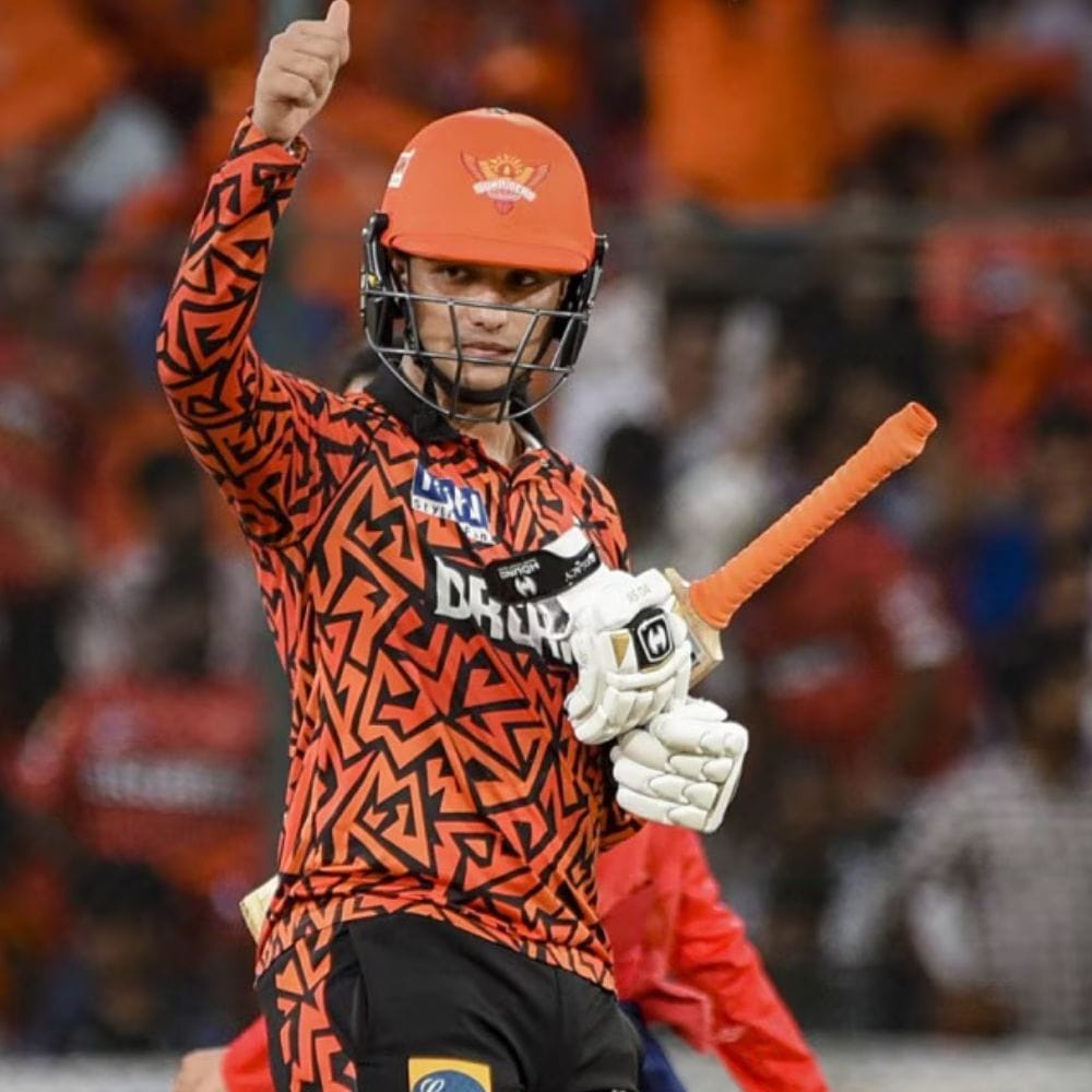 இந்தப் போட்டியில் 4 அற்புதமான சிக்ஸர்களை அடித்த அபிஷேக், தனது டி20 கிரிக்கெட் வாழ்க்கையில் 300 சிக்ஸர்கள் என்ற மைல்கல்லைக் கடந்தார். டி20 வடிவத்தில் 300 அல்லது அதற்கு மேற்பட்ட சிக்ஸர்களை அடித்த இரண்டாவது இந்திய தொடக்க ஆட்டக்காரர் என்ற பெருமையை அபிஷேக் பெற்றார்.