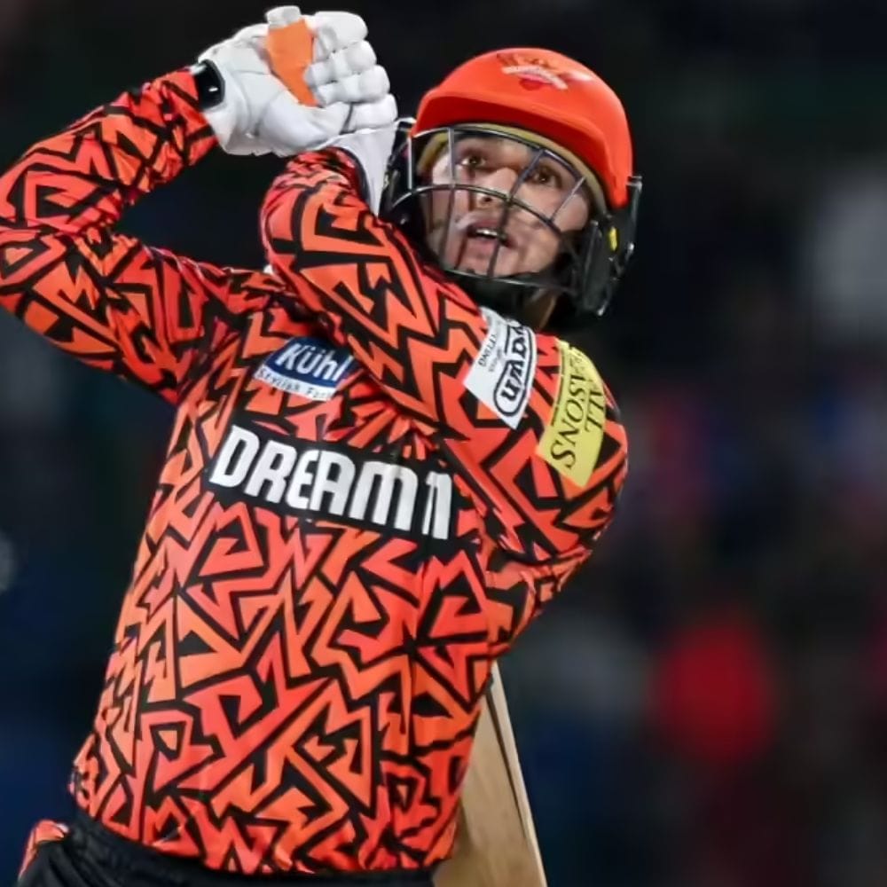 அரைசதத்தை வெறும் 2 ரன்களில் தவறவிட்ட அபிஷேக், 21 பந்துகளில் 4 பவுண்டரிகள் மற்றும் 4 சிக்ஸர்களுடன் 48 ரன்கள் எடுத்தார். குறிப்பாக, வருண் சக்கரவர்த்தி வீசிய ஓவரில் அவர் 2 சிக்ஸர்களையும் 3 அற்புதமான பவுண்டரிகளையும் அடித்து, அந்த ஒரே ஓவரில் அவர் 24 ரன்கள் எடுத்தார்.