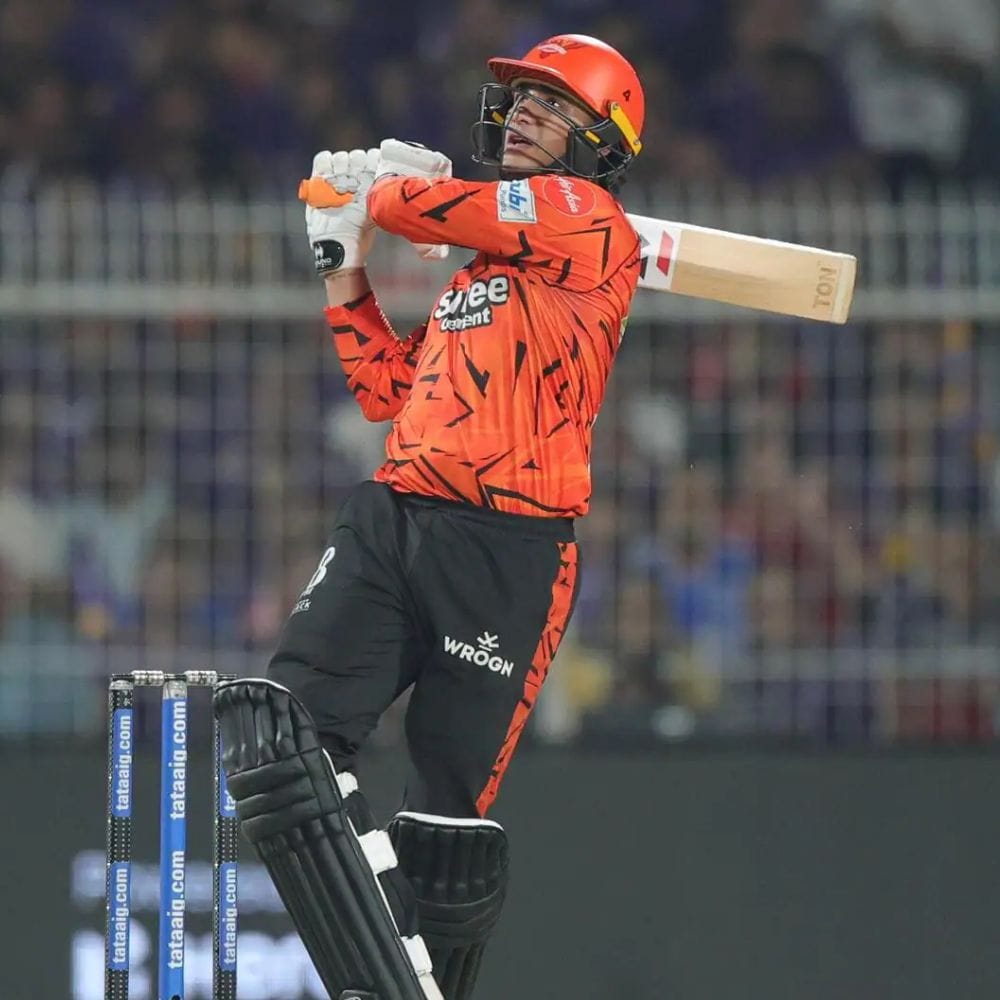 நடைபெற்று வரும் ஐபிஎல் 2026 சீசனில் முதல் போட்டியில் அபிஷேக் பெரிய தாக்கத்தை ஏற்படுத்தவில்லை. இருப்பினும், கொல்கத்தாவுக்கு எதிரான போட்டியில், தனது பழைய ஃபார்முக்குத் திரும்பிய அபிஷேக் சர்மா, ரன் மழையைப் பொழிந்தார். தனது அதிரடி பேட்டிங்கால் அணிக்கு ஒரு நல்ல தொடக்கத்தை அளித்த அபிஷேக், 48 ரன்கள் எடுத்தார்.