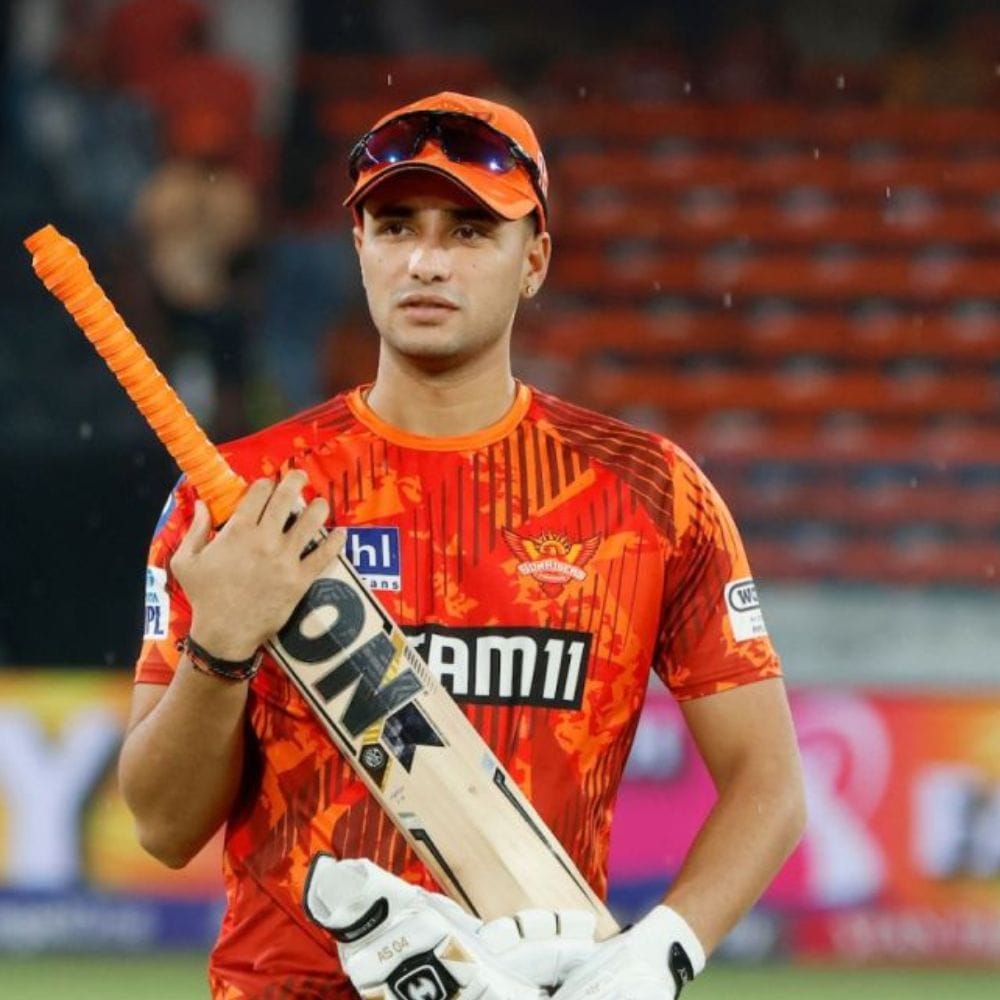 சமீபத்தில் முடிவடைந்த டி20 உலகக் கோப்பையில் இந்திய அணியின் தொடக்க ஆட்டக்காரர் அபிஷேக் சர்மா எதிர்பார்த்தபடி செயல்படவில்லை. இரு நாடுகளுக்கு இடையிலான இருதரப்புத் தொடர்களில் ரன்களைக் குவித்து வந்த அபிஷேக், டி20 உலகக் கோப்பையில் தனது தோல்விக்காகக் கடுமையான விமர்சனங்களை எதிர்கொள்ள வேண்டியிருந்தது.