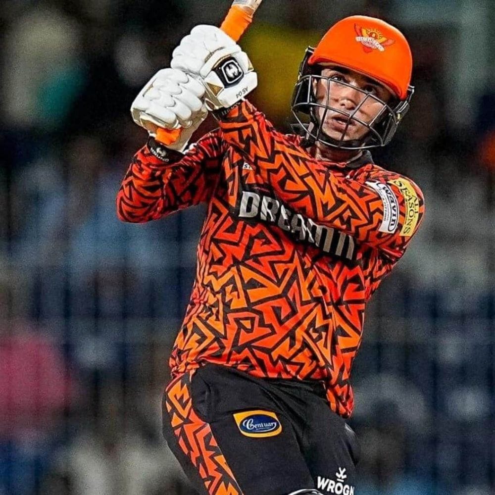 இதுவரை, இந்தச் சாதனையை இந்திய அணியின் முன்னாள் கேப்டன் ரோஹித் சர்மா வைத்திருந்தார். ரோஹித் 330 சிக்ஸர்களுடன் பட்டியலில் முதலிடத்தில் இருக்க, அபிஷேக் தற்போது 301 சிக்ஸர்களுடன் இரண்டாம் இடத்தில் உள்ளார். மேலும், சன்ரைசர்ஸ் ஹைதராபாத் அணிக்காக 100-க்கும் மேற்பட்ட சிக்ஸர்களை அடித்த முதல் இந்திய பேட்ஸ்மேன் என்ற சாதனையையும் படைத்தார்.