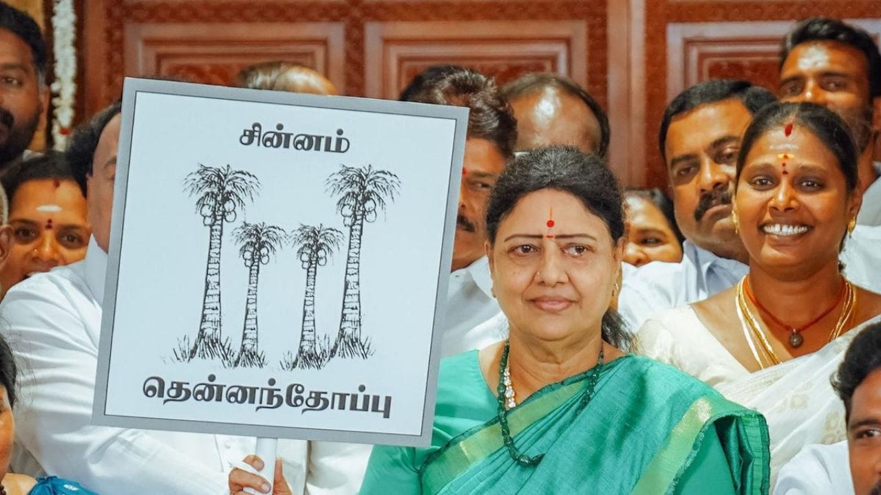 சசிகலாவின் மெகா வாக்குறுதிகள்.. இலவச லேப்டாப் முதல் மகப்பேறு நிதியுதவி வரை!