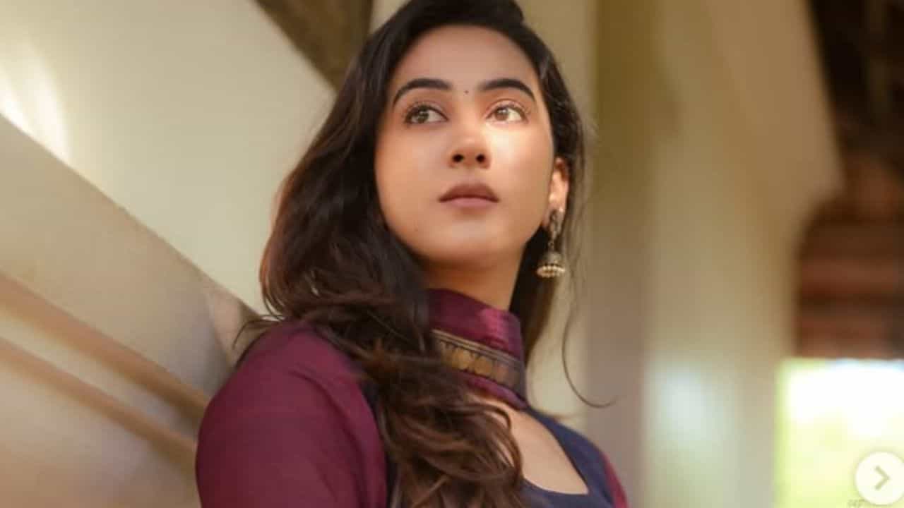 ஓட்டு போட சென்ற நடிகைக்கு காத்திருந்த அதிர்ச்சி... வாக்குச்சாவடியில் நடந்தது என்ன