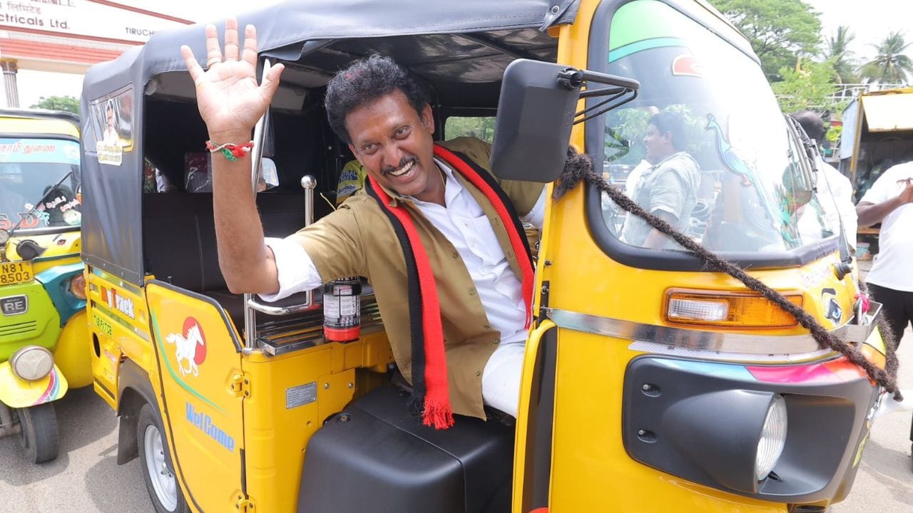 2026 சட்டமன்றத் தேர்தலை முன்னிட்டு தமிழகம் முழுவதும் பிரசாரம் உச்சகட்டத்தை எட்டியுள்ளது. இதையொட்டி, அனைத்து கட்சி தலைவர்களும் தங்களது வேட்பாளர்களை ஆதரித்து தீவிர வாக்குசேகரிப்பில் ஈடுபட்டு வருகின்றனர். அந்தவகையில், திருச்சி திருவெறும்பூர் தொகுதி திமுக வேட்பாளர் அன்பில் மகேஷ் பொய்யாமொழி நேற்று ஒரு வித்தியாசமான பிரசாரத்தை மேற்கொண்டு அனைவரது கவனத்தையும் ஈர்த்துள்ளார்.