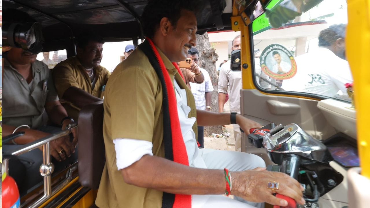 தனது தொகுதியில் உள்ள தொழிலாளர்களின் மனங்களை வெல்லும் நோக்கில், அமைச்சர் அன்பில் மகேஷ் இன்று காக்கிச் சட்டை அணிந்து கொண்டு ஒரு ஆட்டோ டிரைவராகவே மாறிவிட்டார். பி.எச்.இ.எல் (BHEL) வளாகத்தில் உள்ள தொழிலாளர் முன்னேற்ற சங்க (LPF) அலுவலகத்தில் இருந்து தொடங்கிய இந்த பிரசாரத்தில், அவரே ஆட்டோவை ஓட்டிச் சென்றார்.