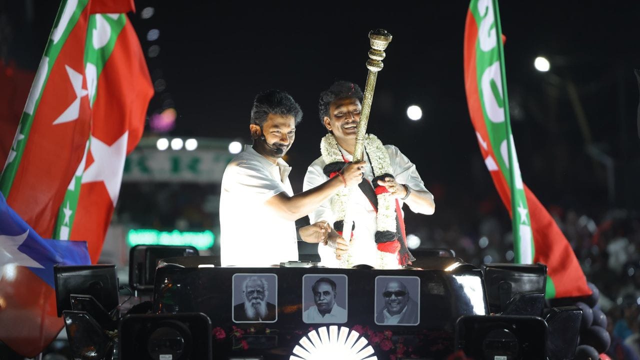 அப்போது பேசிய உதயநிதி, "திருவெறும்பூர் என்பது அன்பில் மகேஷின் கோட்டை மட்டுமல்ல, இது கலைஞரின் குடும்பத்து கோட்டை. கல்வித்துறையில் மகேஷ் செய்த புரட்சிகள் ஒவ்வொரு வீட்டிற்கும் தெரியும். அவரைப் பெரும்பான்மை வாக்குகள் வித்தியாசத்தில் வெற்றி பெறச் செய்வது திருச்சியின் கடமை" என்று உணர்ச்சிப்பூர்வமாகப் பேசினார். துணை முதல்வரின் இந்த வருகை தொகுதி தொண்டர்களிடையே பெரும் உற்சாகத்தை ஏற்படுத்தியுள்ளது.