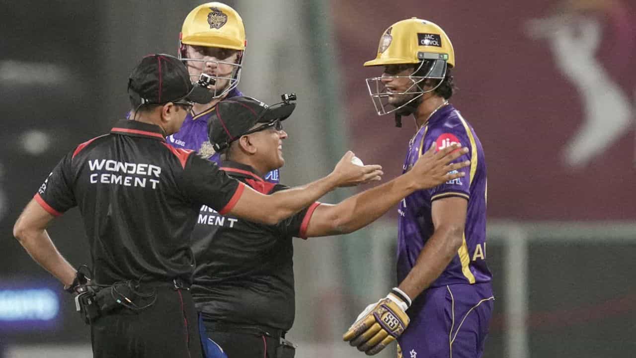 IPL 2026: களத்தில் நடுவருடன் வாக்குவாதம்.. அங்கிரிஷ் ரகுவன்ஷிக்கு அபராதம் விதிப்பு!