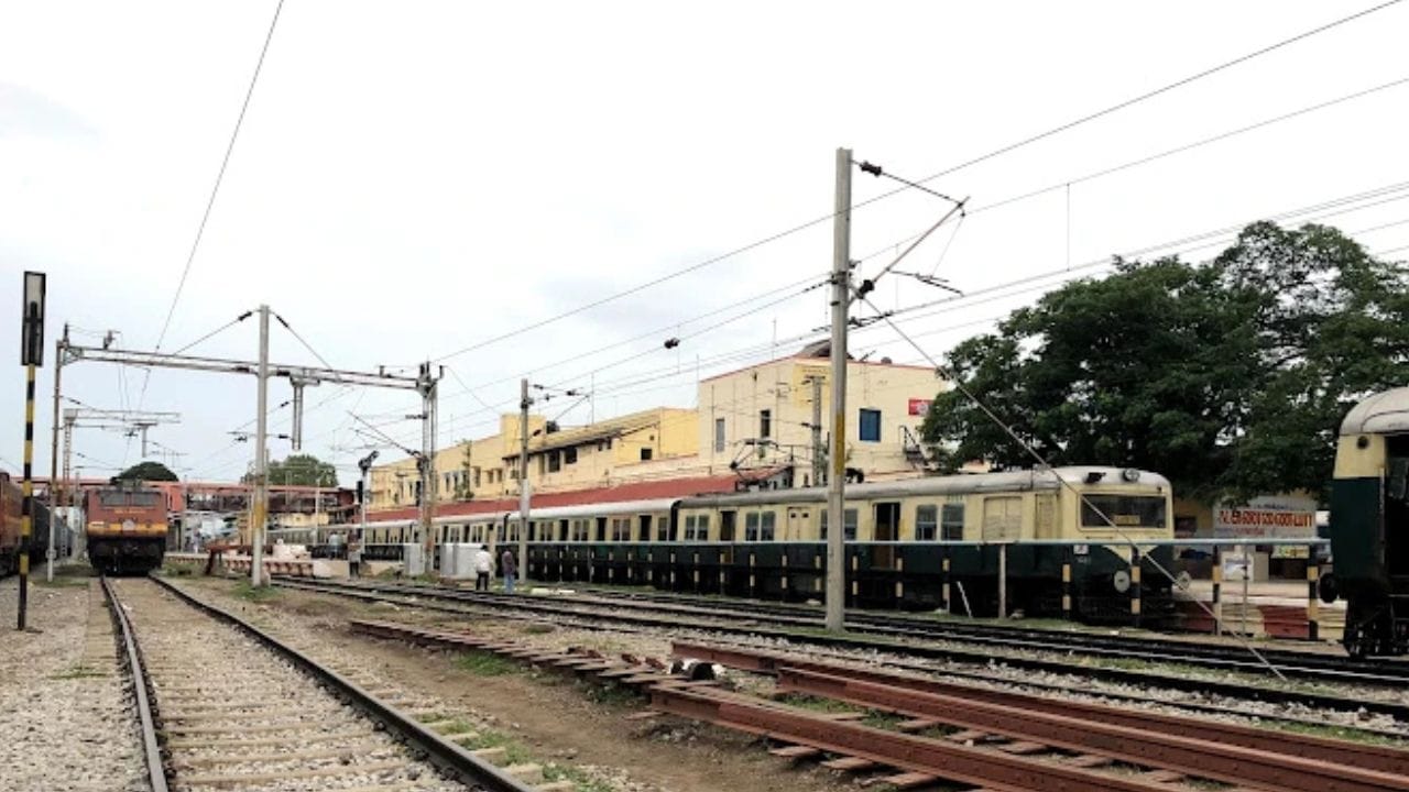 அரக்கோணம் தொகுதியில் அரக்கோணம் நகரம், மோசூர், திமிரி உள்ளிட்ட சுற்றுவட்டார பகுதிகள் அடங்குகின்றன. நகர்ப்புற மற்றும் கிராமப்புற வாக்காளர்கள் கலந்து காணப்படும் முக்கியத் தொகுதியாக இது பார்க்கப்படுகிறது. இங்கு வேளாண்மை, நெசவு மற்றும் சிறு தொழில்கள் முக்கிய வாழ்வாதாரமாக உள்ளன. அதேபோல், ரயில்வே தொடர்பான பணிகளும் அதிக அளவில் உள்ளன.