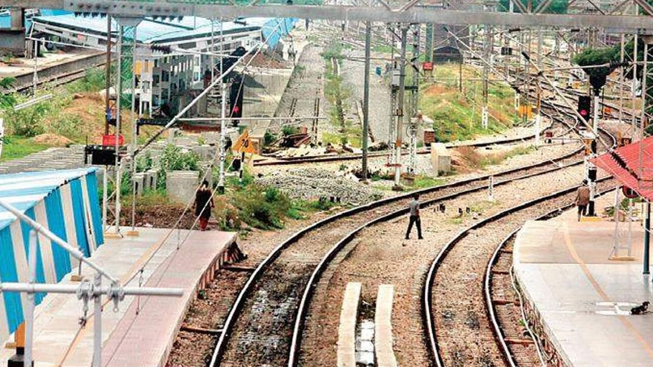 அரக்கோணம் இந்தியாவின் முக்கிய ரயில்வே ஜங்ஷன்களில் ஒன்றாகும். சென்னை–பெங்களூரு, சென்னை–மும்பை போன்ற முக்கிய ரயில் பாதைகள் இங்கு இணைகின்றன. வட தமிழ்நாட்டில் அரசியல் முக்கியத்துவம் வாய்ந்த தொகுதியாக இது பார்க்கப்படுகிறது. மக்களவைத் தேர்தலிலும் இதன் தாக்கம் குறிப்பிடத்தக்கது.