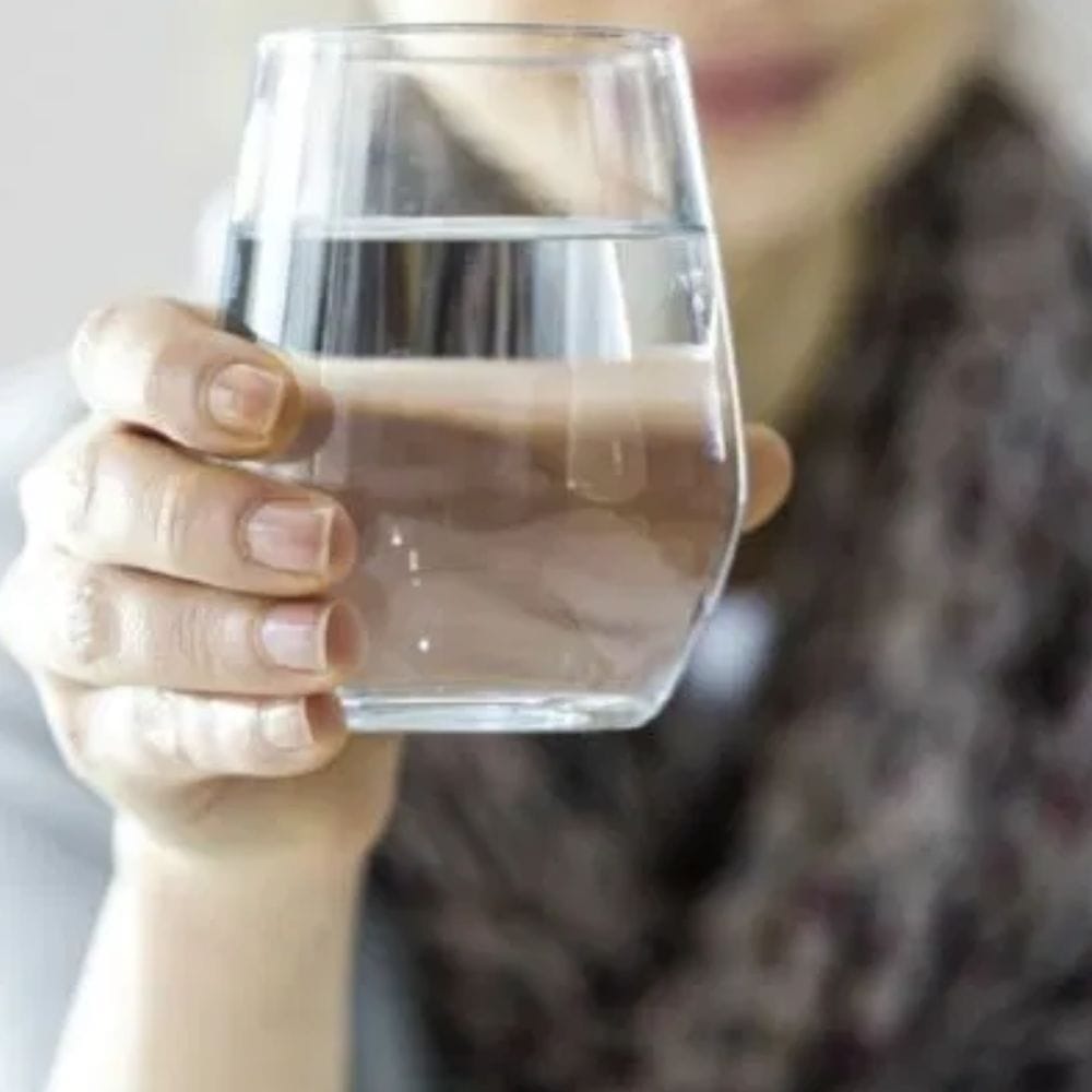 உடலுக்குப் போதுமான தண்ணீர் கிடைக்காதபோது, ​​சிறுநீரகங்கள் கடினமாக உழைக்க வேண்டியுள்ளது. இது வெறும் சோர்வு சம்பந்தப்பட்ட விஷயம் மட்டுமல்ல, நீண்ட காலப் போக்கில், இது சிறுநீரகக் கற்கள், சிறுநீர்ப் பாதை நோய்த்தொற்றுகள் மற்றும் நாள்பட்ட சிறுநீரக நோய் ஆகியவற்றின் அபாயத்தை அதிகரிக்கக்கூடும். இது குறித்து வல்லுநர்கள் என்ன சொல்கிறார்கள் மற்றும் நாம் என்ன முன்னெச்சரிக்கை நடவடிக்கைகளை எடுக்க வேண்டும் என்பதைப் பற்றிப் பார்ப்போம். 