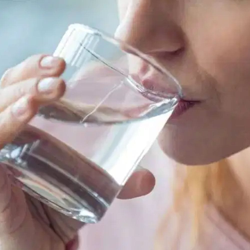 நாள் முழுவதும் டீ, காபி அல்லது பழச்சாறு அருந்துவது போதுமானது என்று பலர் நம்புகிறார்கள். இருப்பினும், காஃபின் மற்றும் சர்க்கரை பானங்கள் உடலில் உள்ள நீரை வேகமாக வற்றச் செய்துவிடும். தாகம் எடுக்கும்போது மட்டுமே தண்ணீர் குடிக்க வேண்டும் என்பது மற்றொரு தவறான கருத்து. உண்மை என்னவென்றால், ஒருவருக்கு தாகம் எடுக்கும் நேரத்தில், உடல் ஏற்கனவே சிறிதளவு நீரிழப்புக்கு உள்ளாகியிருக்கும். மேலும், சிறுநீரகங்கள் அதிக அழுத்தத்திற்கு உள்ளாகியிருக்கும்.