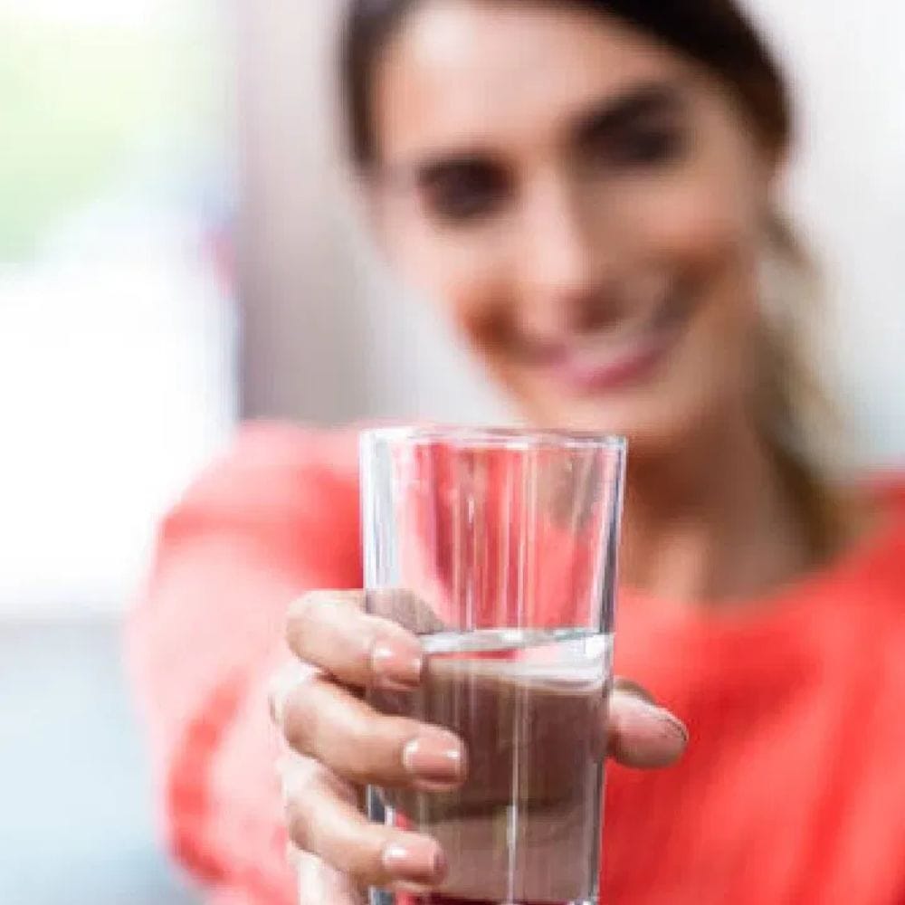 சிலர் அதிக தண்ணீர் எப்போதும் நன்மை பயக்கும் என்று நினைத்து, தேவைக்கு அதிகமாக தண்ணீர் குடிக்கிறார்கள். இருப்பினும், குறுகிய காலத்தில் மூன்று முதல் நான்கு லிட்டர் அல்லது அதற்கு மேல் தண்ணீர் குடிப்பது ஆபத்தானது. இது இரத்தத்தில் சோடியத்தின் அளவைக் குறைத்து, ஹைபோநெட்ரீமியா எனப்படும் நிலையை ஏற்படுத்தும். கடுமையான சந்தர்ப்பங்களில், இது மூளை வீக்கம், வலிப்பு அல்லது கோமா நிலைக்குக் கூட வழிவகுக்கும்.