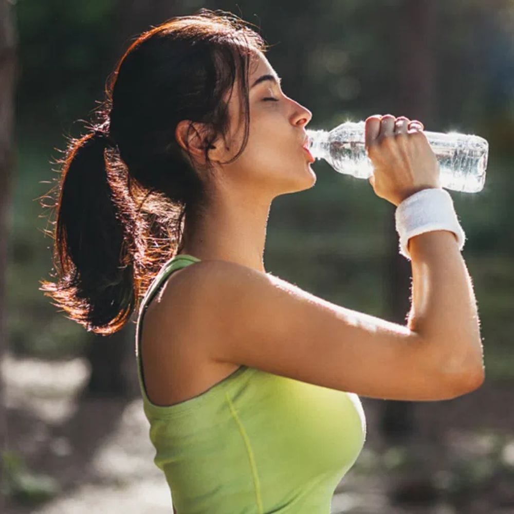 தண்ணீர் குறைவாகவோ அல்லது அதிகமாகவோ இருப்பது தீங்கு விளைவிக்கும். தொடர்ந்து மிகக் குறைவாகத் தண்ணீர் அருந்துவது, சிறுநீர் அடர்த்தியாக மாற வழிவகுத்து, சிறுநீரகக் கற்கள் மற்றும் நோய்த்தொற்றுகளின் அபாயத்தை அதிகரிக்கும். மேலும், அதிகப்படியான திரவ உட்கொள்ளல், நீரிழிவு அல்லது இதய நோய் உள்ளவர்களுக்குக் கூடுதல் சிரமத்தை ஏற்படுத்தும்.