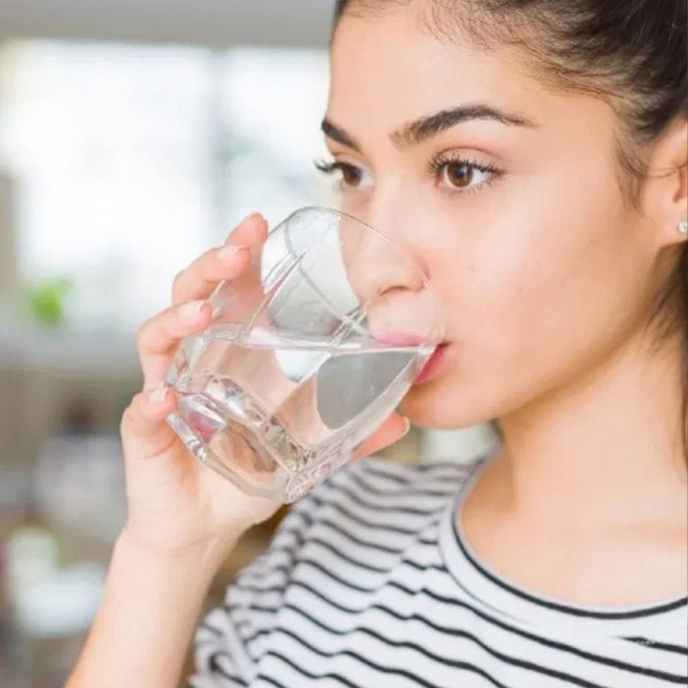 பெண்களுக்கு சுமார் 2.2 லிட்டரும், ஆண்களுக்கு 3 லிட்டரும் திரவம் தேவைப்படுகிறது, ஆனால் இது வானிலை, வியர்வை, உடற்பயிற்சி மற்றும் உடல் ஆரோக்கிய நிலையைப் பொறுத்தது. சிறுநீரின் நிறம் ஒரு நல்ல அறிகுறியாகும். வெளிர் மஞ்சள் நிறம் போதுமான நீரேற்றத்தையும், அடர் நிறம் நீரிழப்பையும், தெளிவான நிறம் அதிகப்படியான நுகர்வையும் குறிக்கலாம்.