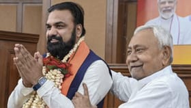 பீகாரில் முதல்முறையாக பாஜக ஆட்சி  மலர்ந்தது.. முதல்வராக பதவியேற்றார் சாம்ராட் சவுத்ரி.. அரசியலில் புதிய சகாப்தம்!!...