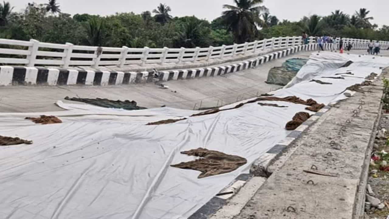 சிதம்பரம் அருகே திடீரென உள்வாங்கிய மேம்பாலம்.. நள்ளிரவில் பொது மக்கள் பதறியடித்து ஓட்டம்!