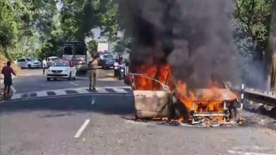 குன்னூர் - மேட்டுப்பாளையம் சாலையில் தீப்பற்றி எரிந்த கார்