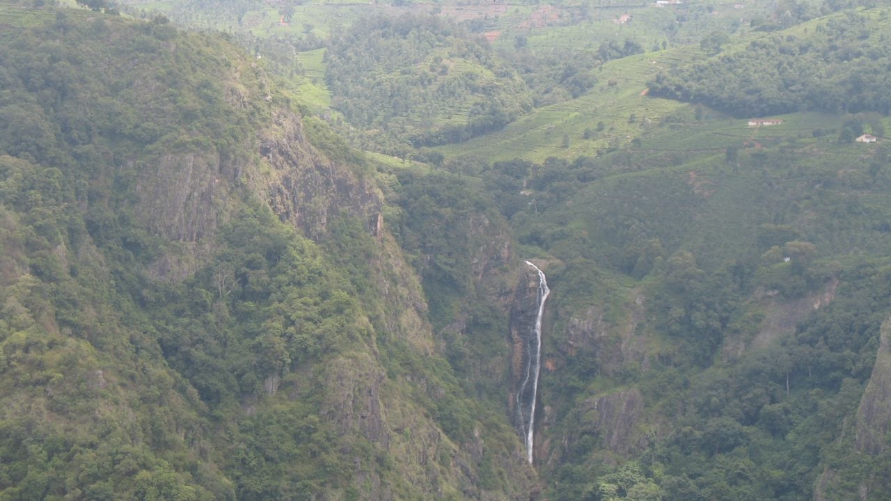இந்த அருவியின் மொத்த உயரம்  76 மீட்டர் அதாவது  250 அடி உயரம் ஆகும்.  கோத்தகிரியில் காபி தோட்டங்களை அறிமுகப்படுத்தியதாக கூறப்படும் எம். டி. காக்பர்ன் மனைவி கேத்தரின் பெயரை அந்த நீர் வீழ்ச்சிக்கு பெயராக இடப்பட்டதாக கூறப்படுகிறது. இந்த நீர்வீழ்ச்சியானது  இரண்டு அடுக்குகளாக விழுகும் ஒரு அழகான நீர்வீழ்ச்சியாகும்.  கோத்தகிரியில் இருந்து சுமார் 8 கிலோமீட்டர் தொலைவிலும்,  குன்னூரில் இருந்து சுமார் 21 கிலோமீட்டர் தொலைவிலும்  கேத்தரின் நீர்வீழ்ச்சி  அமைந்துள்ளது.