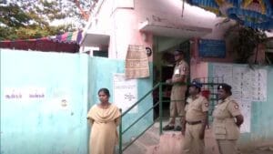 சென்னை அரும்பாக்கத்தில் வரிசையில் நின்று வாக்களித்த வாக்காளர்கள்