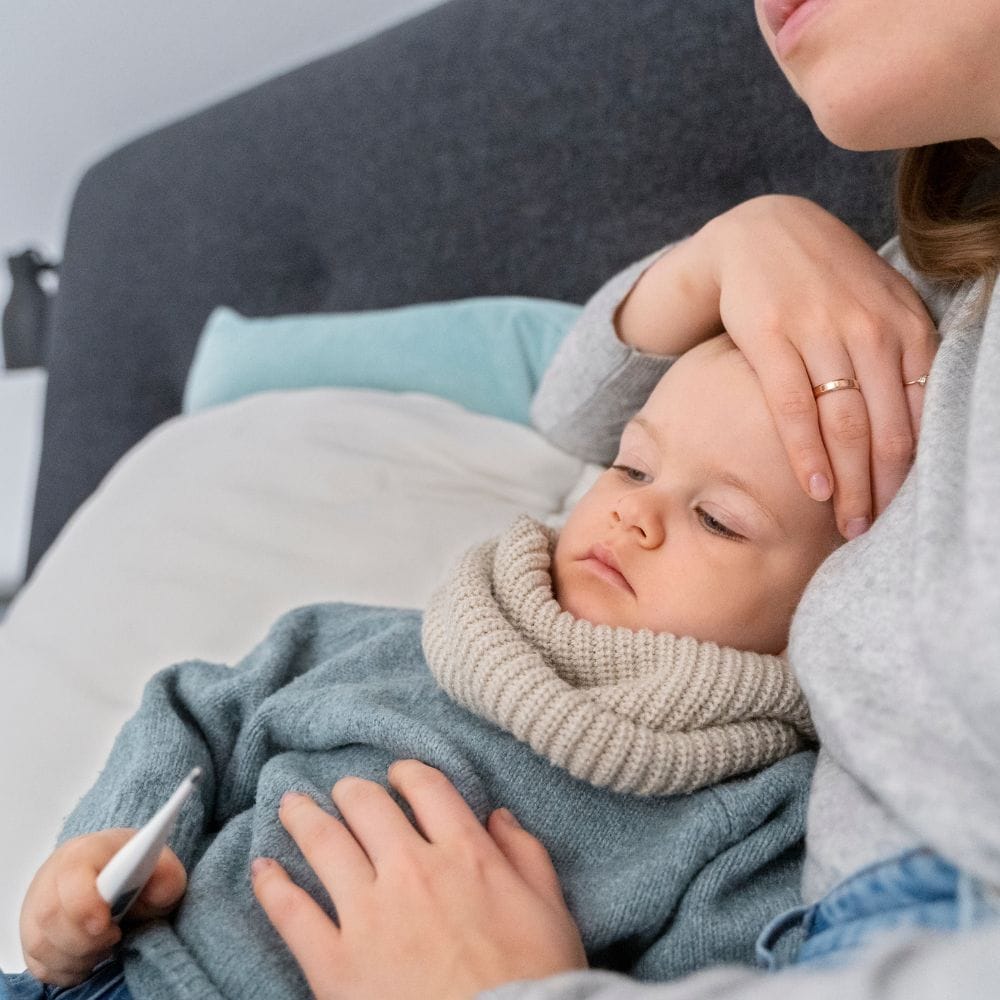 குழந்தைகளுக்கு ஏற்படும் சிறுநீரக நோயானது பிறவியிலேயே இருக்கலாம் அல்லது நோய்த்தொற்றால் ஏற்படலாம். நெஃப்ரோடிக் சிண்ட்ரோம், சிறுநீர்ப் பாதை நோய்த்தொற்று (UTI), குளோமெருலோநெஃப்ரிடிஸ் (சிறுநீரகங்களின் அழற்சி), அத்துடன் பாலிசிஸ்டிக் சிறுநீரக நோய் அல்லது சிறுநீரகங்களின் அமைப்பில் உள்ள குறைபாடுகள் ஆகியவை சில பொதுவான பிரச்சனைகளாகும்.