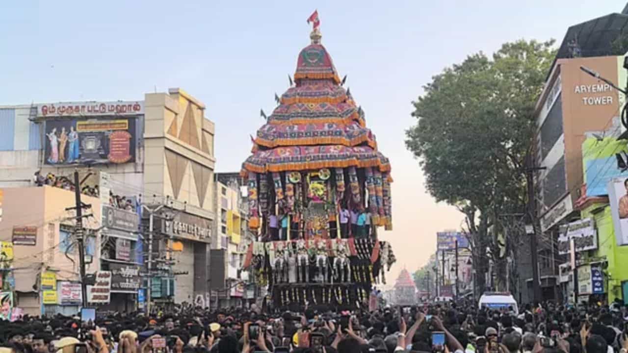 மதுரை மீனாட்சி அம்மன் கோயில் சித்திரை திருவிழா: மாசி வீதிகளில் அசைந்தாடி வந்த திருத்தேர் - பல்லாயிரக்கணக்கான பக்தர்கள் தரிசனம்!