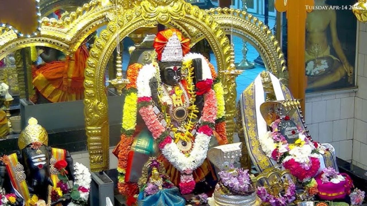 சித்ரா பௌர்ணமி என்பது அனைத்து தெய்வங்களுக்கும், குறிப்பாகக் குலதெய்வத்திற்கும் மிக உகந்த நாளாகக் கருதப்படுகிறது. 2026-ஆம் ஆண்டு மே மாதம் 1-ஆம் தேதி வெள்ளிக்கிழமை அன்று சித்ரா பௌர்ணமி, புத்த பூர்ணிமா மற்றும் அமிர்த யோகம் ஆகிய மூன்றும் இணைந்து வருவது மிகவும் விசேஷமானது. இந்த நன்னாளில் குலதெய்வத்தை முறையாக வழிபட்டால் தீராத கடன்களும் தீரும், தடைபட்ட சுபகாரியங்களும் கைகூடும்.