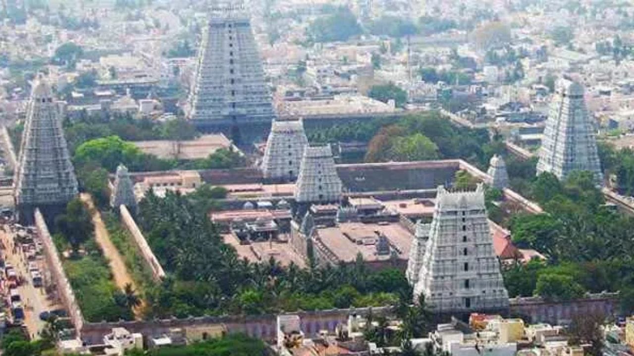 வழிபாட்டிற்கு உகந்த நேரம்: மாலை நேரம்: சந்திரனின் முழு ஒளியுடன் கூடிய மாலை நேரத்தில் வழிபாடு செய்வது மிகவும் சிறப்பு. காலை நேரம்: மாலையில் கோவிலுக்குச் செல்பவர்கள் காலையிலேயே வீட்டில் வழிபடலாம். காலை 6:00 - 7:00 மணி வரை அல்லது 9:30 - 10:30 (சுக்கிர ஹோரை) மணி வரை வழிபட உகந்த நேரமாகும்.