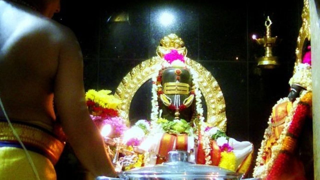 பெண் தெய்வத்திற்கு குங்கும அர்ச்சனையும், ஆண் தெய்வத்திற்குச் சந்தன அர்ச்சனையும் செய்ய வேண்டும். ஒரு காகிதத்தில் 108 முறை "ஓம் [குலதெய்வம் பெயர்] நமஹ" என்று எழுதி அர்ச்சனை செய்வது அபரிமிதமான பலனைத் தரும். குழந்தைகளை அர்ச்சனை செய்யச் சொல்வது குலதெய்வத்திற்கு மிகுந்த மகிழ்ச்சியைத் தரும். நீண்ட நாள் வேண்டுதல்கள் (திருமணம், சொந்த வீடு போன்றவை) நிறைவேற, 5 ரூபாய் நாணயம் அல்லது 11, 51 என காணிக்கையை ஒரு துணியில் முடிந்து குலதெய்வத்தின் காலடியில் வைத்து வேண்டிக் கொள்ள வேண்டும்.