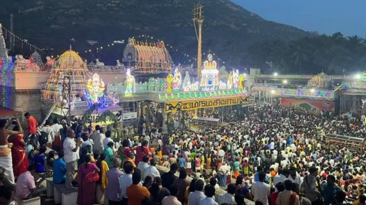 பூஜை முடிந்ததும் நெய்வேத்தியத்தை வீட்டில் உள்ள அனைவரும் பிரசாதமாக எடுத்துக்கொள்ள வேண்டும். வீட்டிற்கு வரும் சுமங்கலிப் பெண்களுக்குக் குங்குமம் மற்றும் பூக்கள் கொடுப்பது நன்மையைத் தரும். குலதெய்வத்தின் அருள் இருந்தால் மற்ற அனைத்து தெய்வங்களின் ஆசியும் தானாகவே கிடைக்கும். இந்தச் சித்ரா பௌர்ணமியில் உங்கள் குலதெய்வத்தை மனதார வணங்கி வாழ்வில் சகல வளங்களையும் பெறுங்கள்.