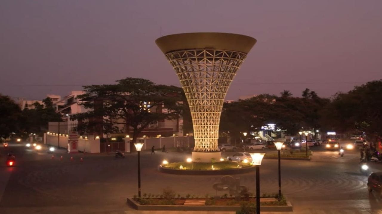 கோவை நகரின் முக்கிய வணிக மற்றும் குடியிருப்பு பகுதிகளை உள்ளடக்கிய இந்த தொகுதி, ரேஸ்கோர்ஸ், ஒப்பனக்கார வீதி, பிக் பஜார், தாமு நகர் உள்ளிட்ட பகுதிகளை கொண்டதாகும். இந்த சட்டமன்றத் தொகுதியின் மொத்த வாக்காளர்களின் எண்ணிக்கை கிட்டத்தட்ட 2 லட்சம் ஆகும்.